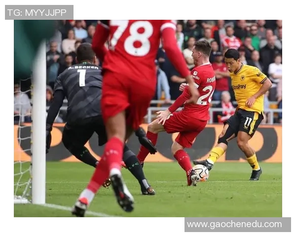 意甲激战：利物浦3-2逆转尤文图斯帽子戏法引爆全场精彩瞬间回顾