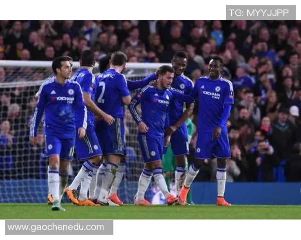 意甲激战：里昂大胜切尔西6比2赛场瞬间引发热烈反响